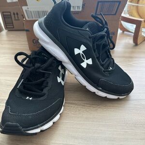 Under Armour Men's Black and White Athletic Shoes